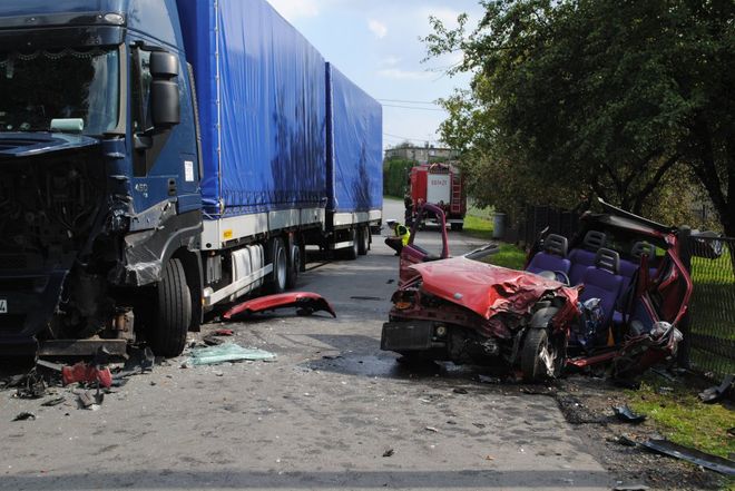 Poważny wypadek w Skrzyszowie. Kierowca seicento zderzył się z ciężarówką, KPP Wodzisław Śl.