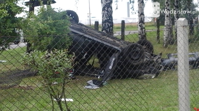 Groźnie wyglądający wypadek w Rydułtowach. 36-latek „skosił” znaki drogowe, żywopłot i wylądował na ogrodzeniu, zdjęcia nadesłane