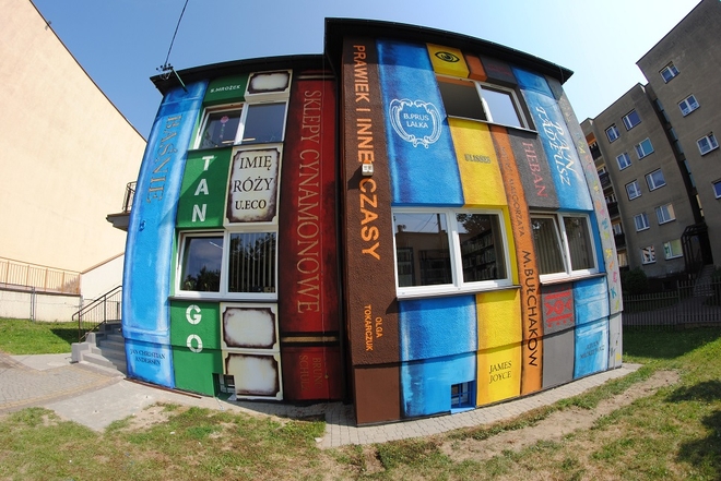 Niezwykły mural powstał w Radlinie. Front biblioteki to teraz gigantyczny regał z książkami, 