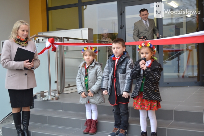 Przecięcia wstęgi podczas otwarcia przedszkola dokonały przedszkolaki: Natalia Kwiatoń, Magda Mucha i Jakub Kaczorek