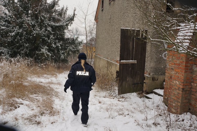 Policjanci kontrolują pustostany, Komenda Powiatowa Policji w Wodzisławiu Śl. 