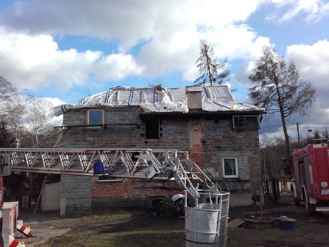 Wiatr zerwał dach domu w Skrzyszowie
