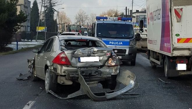 Wodzisław, Pszowska: kierowca ciężarówki nie wyhamował. Samochody zderzały się jak domino, Policja