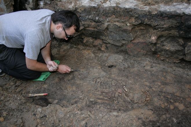 Archeolodzy odkryli między innymi cztery pochówki ludzkie, w tym jeden dziecięcy