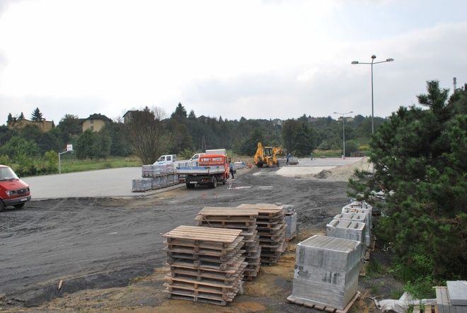Urząd Miasta w Wodzisławiu Śląskim ogłosił przetarg na budowę miejsc postojowych wraz z drogą dojazdową przy budynku nr 14 na os. Dąbrówki 