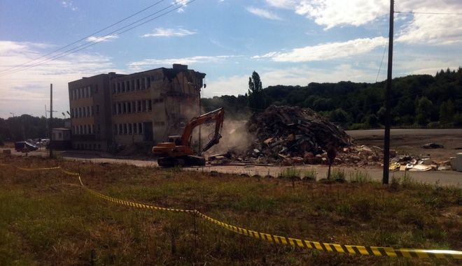 Trwa wyburzanie budynków po byłym PKS-ie na ulicy Marklowickiej