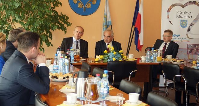 Wiceminister Tadeusz Jarmuziewicz podczas oficjalnego spotkania w Mszanie