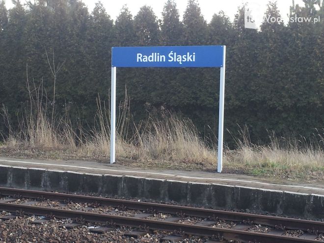 Wraz z nowymi tablicami na przystankach kolejowych pojawiły się nowe nazwy - dotychczasowy Wodzisław Śl. Radlin stał się Radlinem Śląskim.