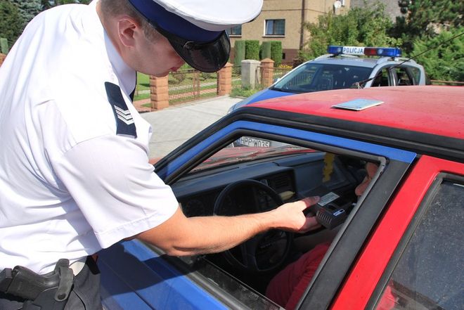 Policjanci sprawdzają trzeźwość kierowców, KPP Wodzisław