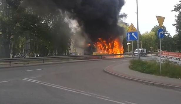 Wodzisław: autobus komunikacji miejskiej spłonął doszczętnie, 