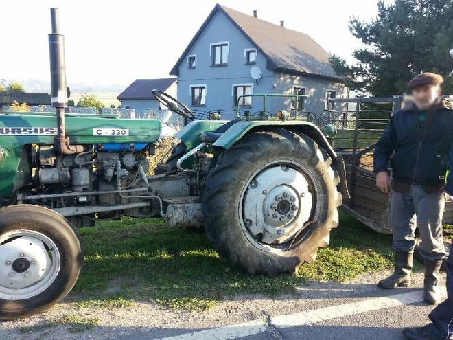 Groźnie wyglądające zderzenie osobówki z traktorem. 73-latka tłumaczyła, że oślepiło ją słońce, Policja
