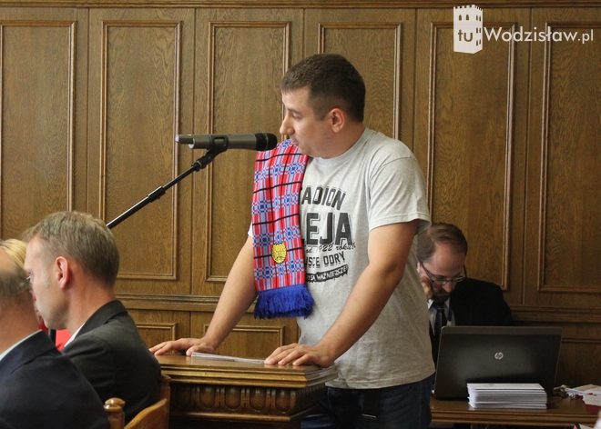 Kibice Odry Wodzisław apelowali do radnych na sesji. Prezydent Kieca dostał szalik z barwami klubu, mk