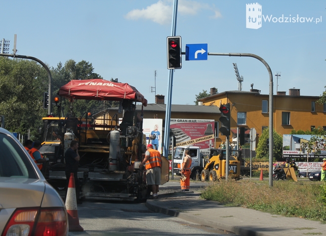 Robotnicy na skrzyżowaniu Witosa z Pszowską. Mogą tworzyć się korki, mk