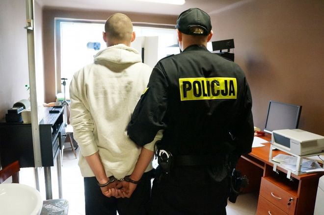 22-latek z Rydułtów usłyszał zarzut usiłowania zabójstwa. Okrutnie pobił sąsiada, Policja