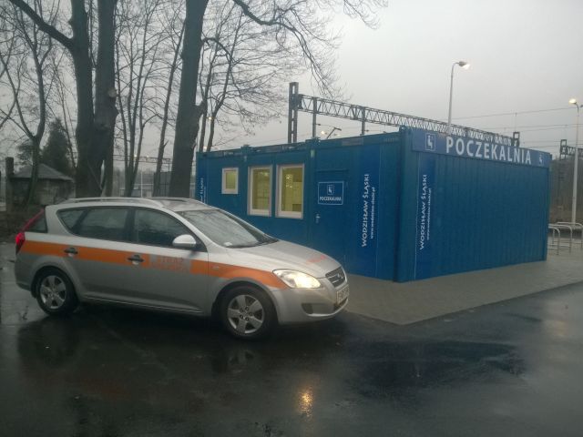 Wandal demolował poczekalnię PKP w Wodzisławiu, Straż miejska