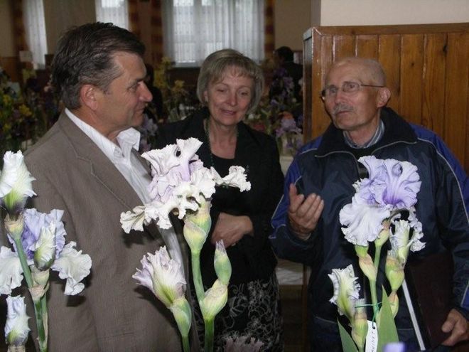 Na zdjęciu Eugeniusz Wala z żoną i nagrodzonym Zbigniewem Kilimnikiem z Rudyszwałdu