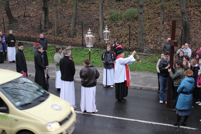 15 kwietnia ulicami Pszowa i Wodzisławia poprowadzono drogę krzyżową
