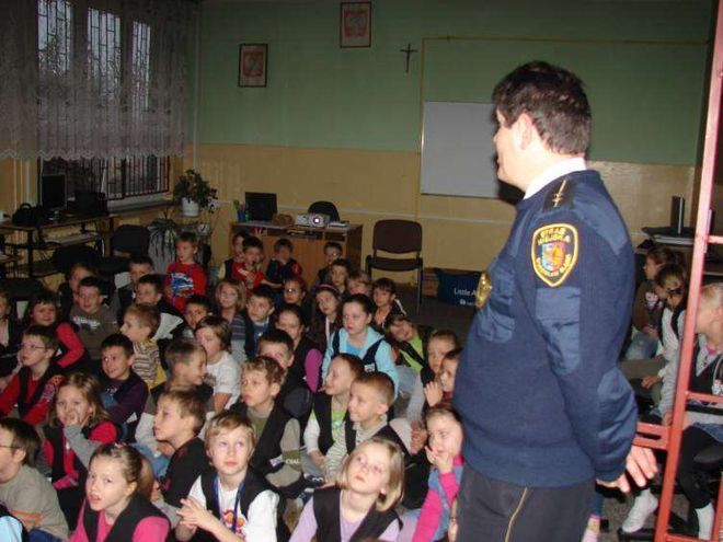 Straż miejska przeprowadza pogadanki z uczniami i przedszkolakami 