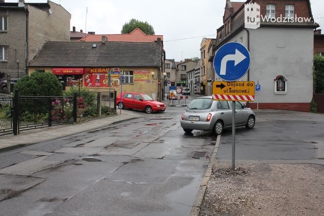 Alert: Chaos w centrum Wodzisławia. Kierowcy jeżdżą na pamięć, ignorują znaki, 