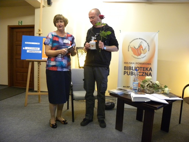 Łukasz Jarosz spotkał się z młodzieżą w wodzisławskiej bibliotece , materiały prasowe