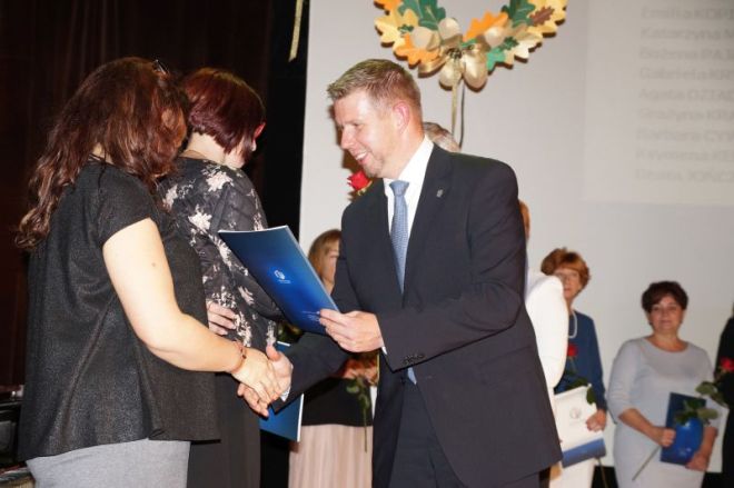 Nauczyciele odebrali medale i awanse z okazji swojego święta, materiały prasowe UM Wodzisław Śląski