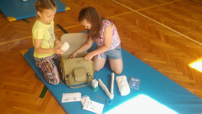 Dzieci z wodzisławskiej SP 15 uczą się udzielać pierwszej pomocy, materiały prasowe SP 15 Wodzisław Śląski