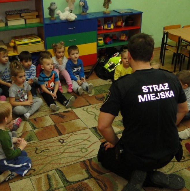 Strażnicy Miejscy opowiedzieli przedszkolakom o swojej pracy, materiały prasowe UM