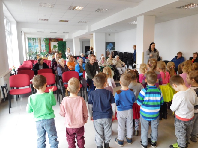 Przedszkolaki odwiedziły podopiecznych Domu Seniora, materiały prasowe P 9 Wodzisław Śląski