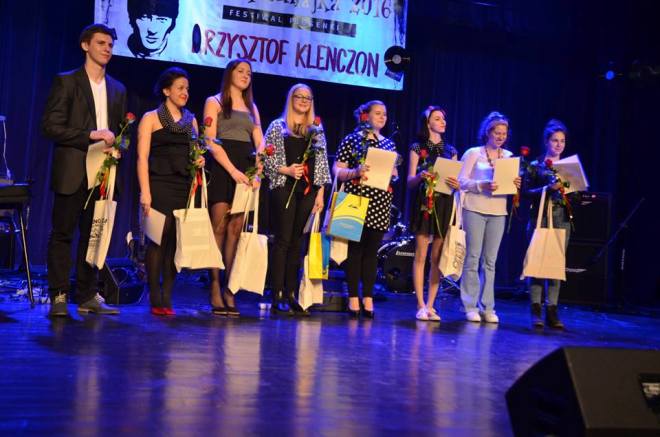 Uzdolnieni muzycy wykonali piosenki Krzysztofa Klenczona. Poznaliśmy zwycięzców festiwalu „Niezapominajka”, materiały prasowe LO Rydułtowy