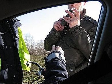 Dwóch pijanych kierowców w rękach policji. Jeden z 3 promilami, 