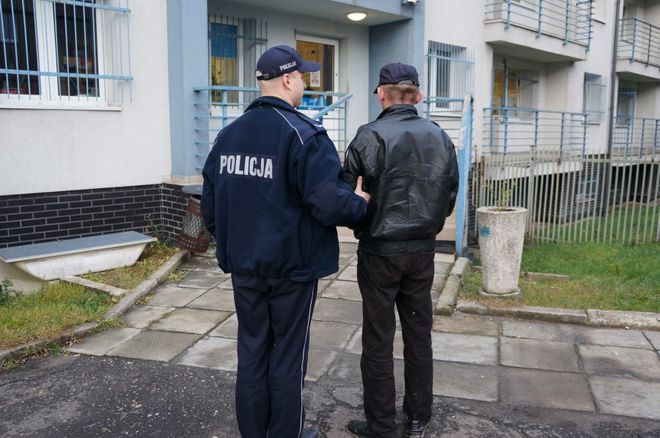 40-latek z bronią w ręku napadł na bank w Rogowie: „Kasa, święta są!”, KPP