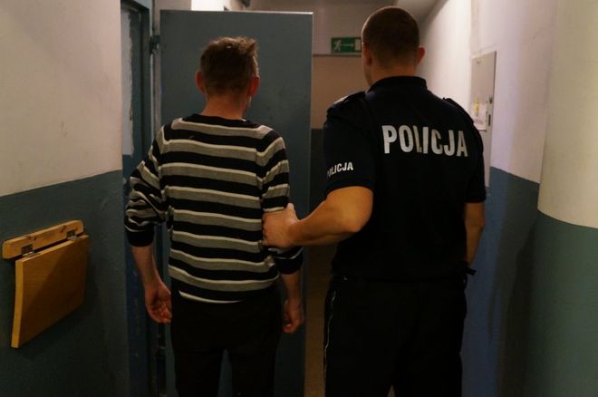 40-latek z bronią w ręku napadł na bank w Rogowie: „Kasa, święta są!”, KPP Wodzisław Śląski