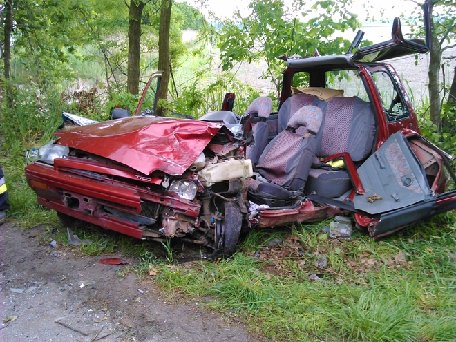 Groźnie wyglądający wypadek w Lubomi. Kierowca tico zakleszczony (zdjęcia), KP PSP w Wodzisławiu Śl.