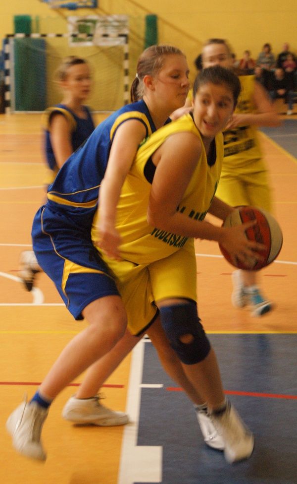 Aleksandra Piechaczek (żółta koszulka) w spotkaniu z Odrą Brzeg zdobyła 9 punktów. 