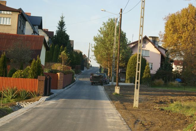 Mieszkańcy mogą korzystać z odnowionej nawierzchni ulicy Wesołej.